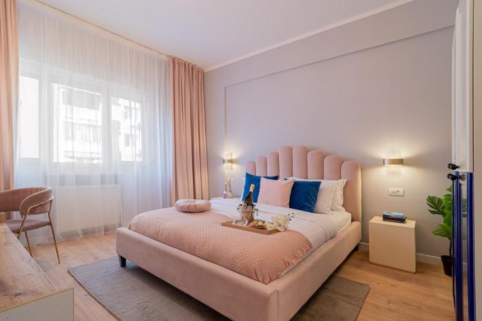 Designer 2-Bedroom Flat with Balcony & Full Amenities Steps from Piata Universitatii