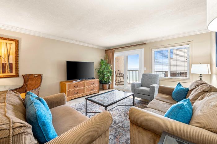 Holiday Surf and Racquet Unit 613