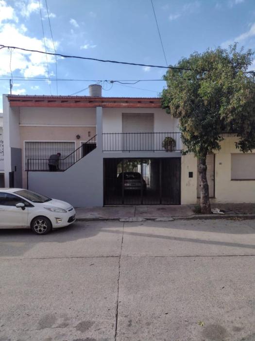 CASA CENTRICA con SALIDA al RIO