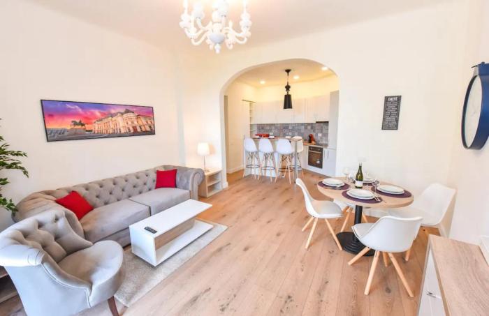 B35 - Deluxe Spacious Apartment Old Town-Free Parking