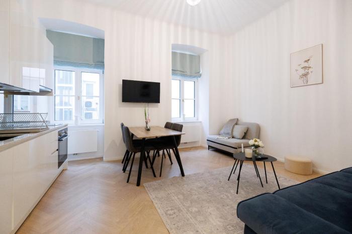 Stylish 1-Bedroom 2-Bath by Canal Minutes from Historic Centre