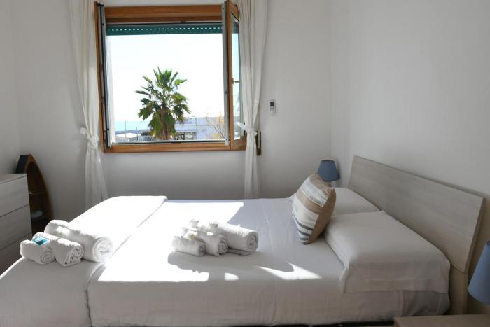House Rome front sea