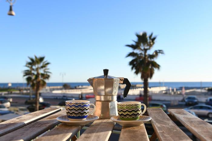 House Rome front sea