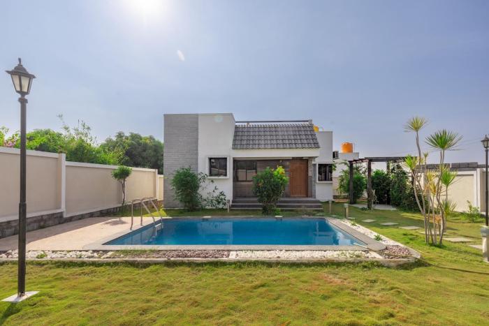 JhilMil Pool Villa by StayJadeParty VillaLawn