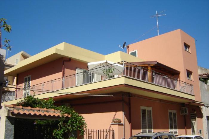 Appartamento con terrazza in villetta privata