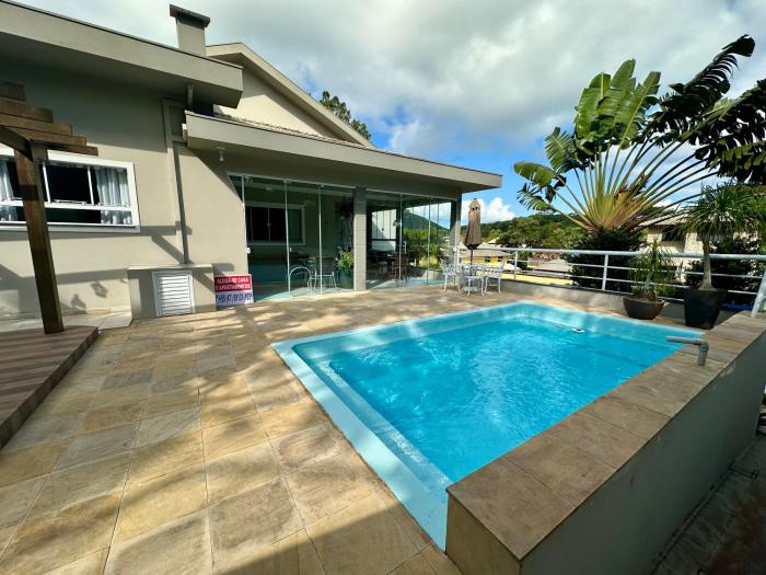 Casa luxuosa con piscina no centro de Bombinhas