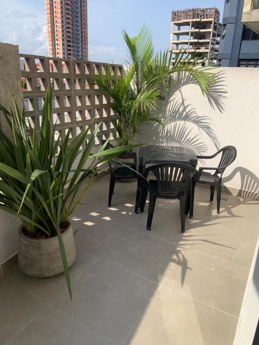 Apto com varanda e ótima localização