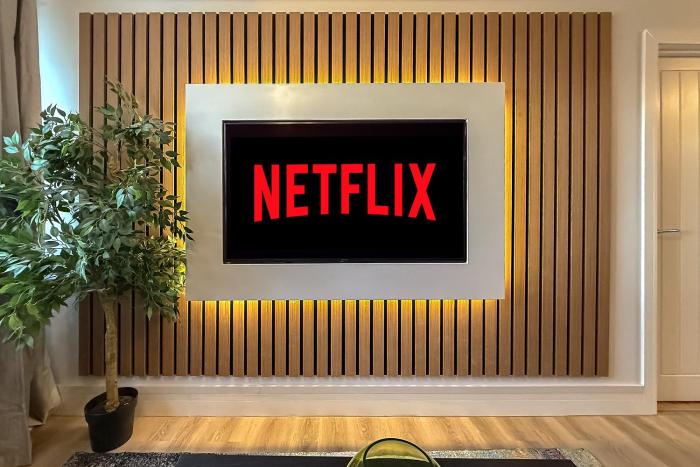 STUNNING MODERN Apartment Near AIRPORT & CENTRE, FREE PARKING, AMAZING LED MEDIA WALL & LUXURY MASTER BEDROOM