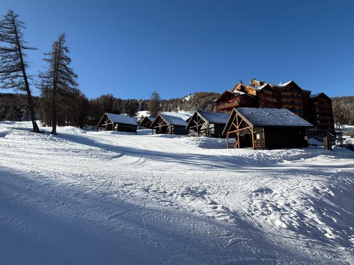 chalet Happy