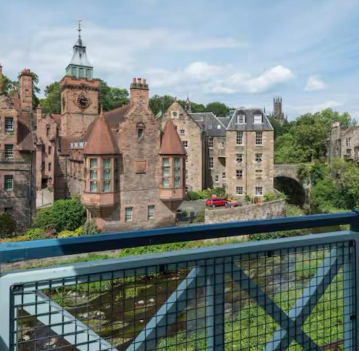 Edinburgh - apartment with balcony and secure garage parking