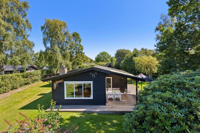 Cosy Classic Holiday Cottage With A Covered Terrace And Large Natural Plot Just A Few Minutes Walk From The Family-Friendly Ahl Beach