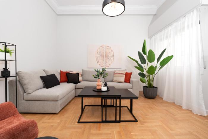 Spacious & Stylish Athens Apartment - Walk to Metro