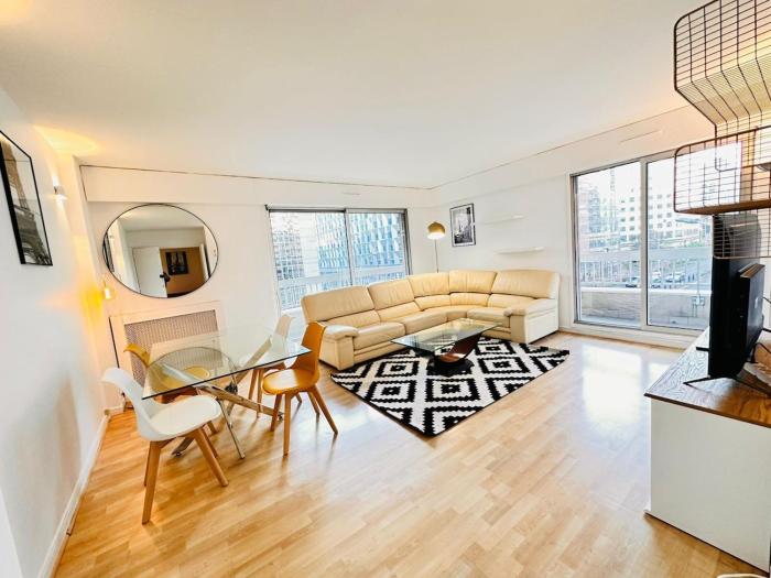 Cosy 2BR Apartment La Défense, 10min walk Metro