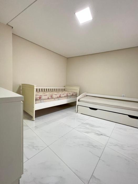 Ap com piscina perto do mar