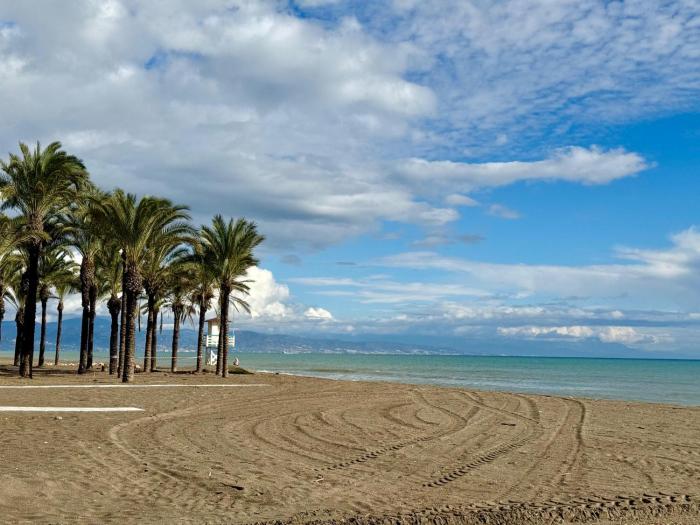 Carihuela en primera linea de playa con vistas y garaje! C