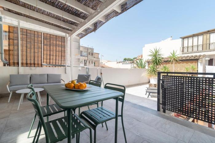 Spacious, central right on the beach, large terrace