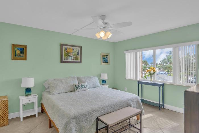 Dreamy Condo 2 minute walk to Beach w King Size Bd