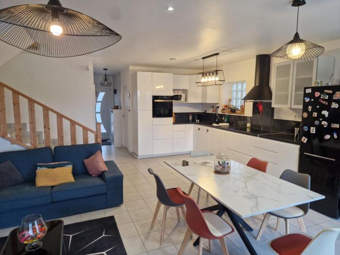 Maison calme avec jardin, vue champs et bois