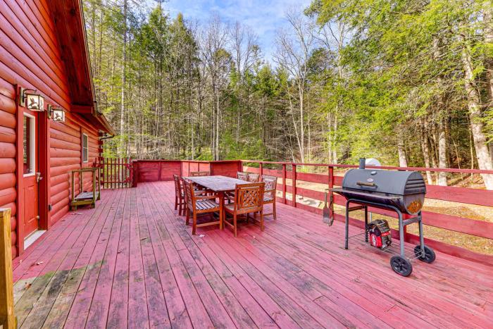 15 Mi to Snowshoe Resort Cabin with Deck and Fire Pit
