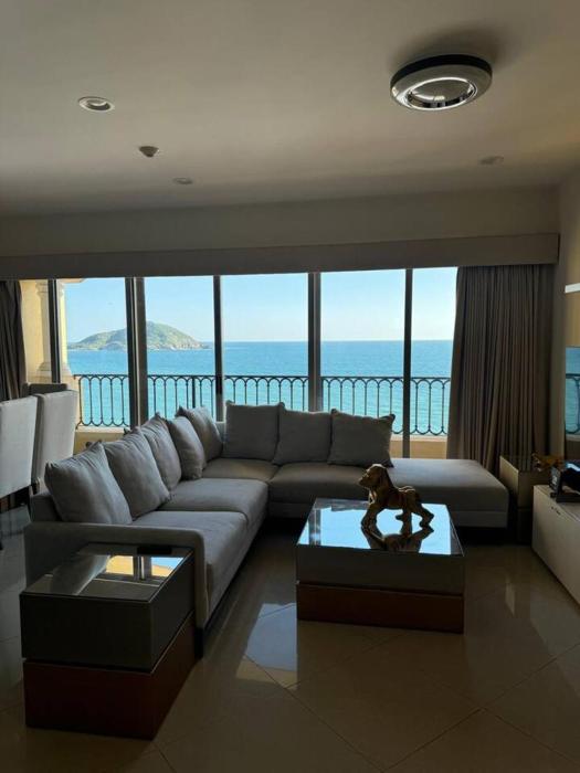 Las Gavias frente al mar