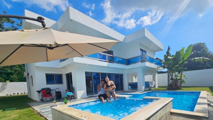 VillaGuerra-Piscina-Billar-BBQ-WiFi-Cozy-3Br-5Bds-7Pax