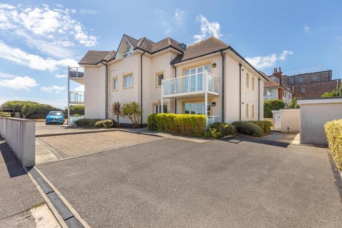 BOURNECOAST-SITUATED NEAR CLIFF TOP & BEACH-FM2872