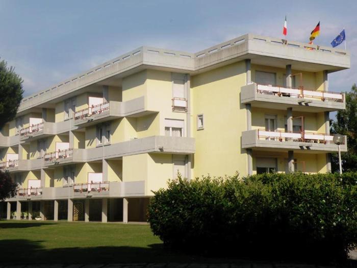 Residence with swimming pool in Luni Mare