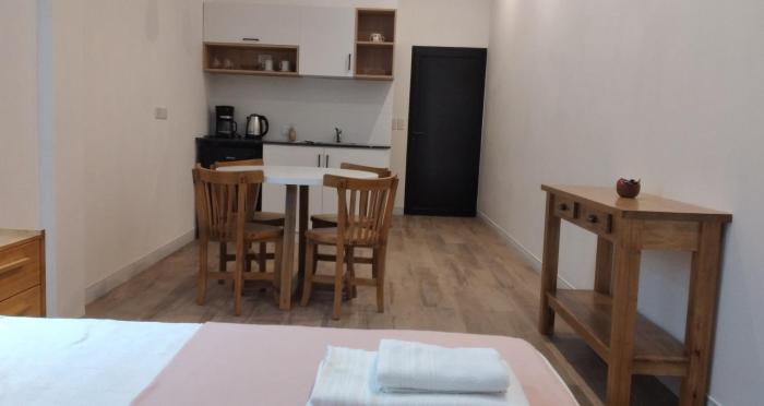 Monoambiente céntrico con cochera Aloj URQUIZA D2