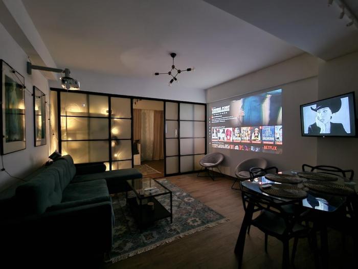 Central Apartment with Home Cinema & Work Space