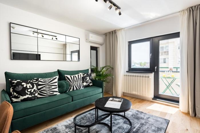 Sunny 2BR Large Midtown Flat - 3 Superb Balconies