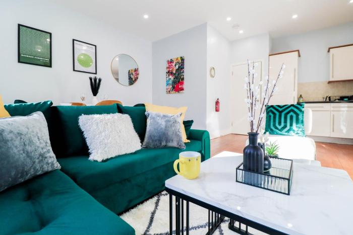 Luxury Battersea 2 Bed - 2min walk from Station