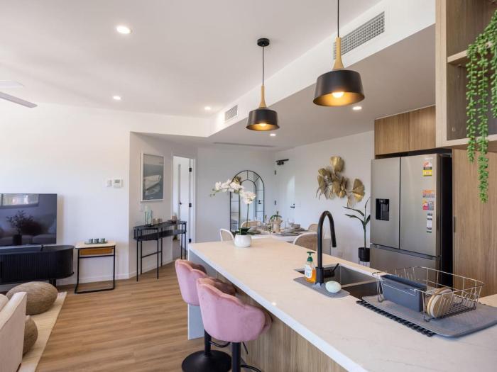 2 Beds Apt Walk to Shops and Trails 12 Mins to CBD