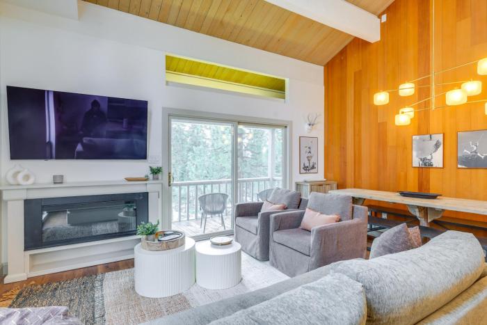 8 Mi to Northstar Slopes: Tahoe Gem w Fireplace