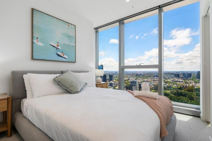 City Center 2BR with Stunning Views, Pool and Gym!