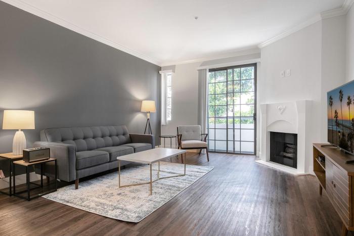 Blueground Beverly Grove pool bbq gym LAX-116