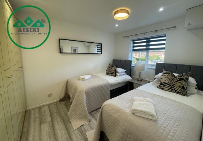 Aisiki Living at Hayes, 3-Bedroom, Pet-Friendly House with Garden, Single or Double Beds, with Free WiFi and Parking Space