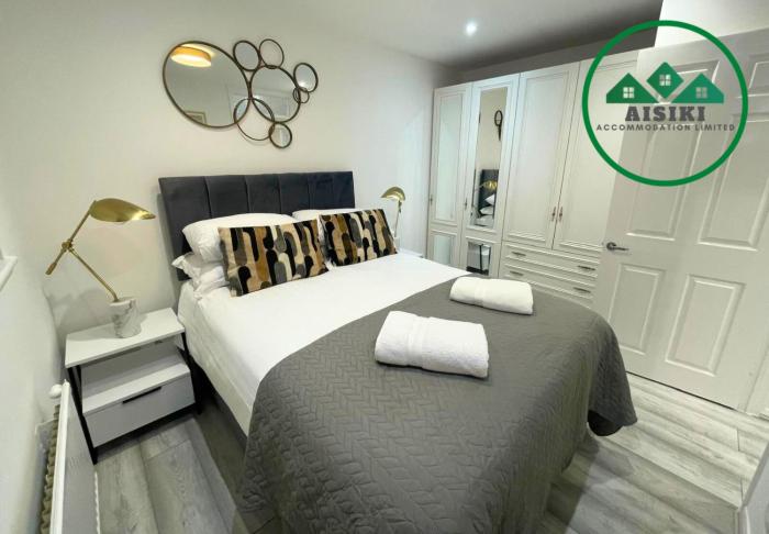 Aisiki Living at Hayes, 3-Bedroom, Pet-Friendly House with Garden, Single or Double Beds, with Free WiFi and Parking Space