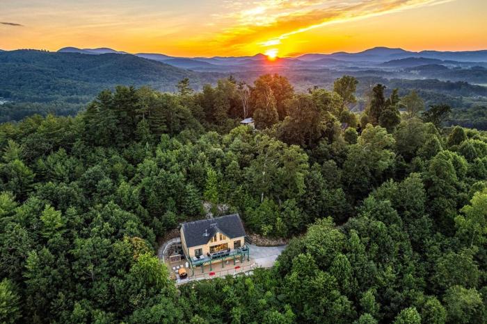 Winter at Love Mtn-Views,HotTub,Sauna,Games,Slps 15