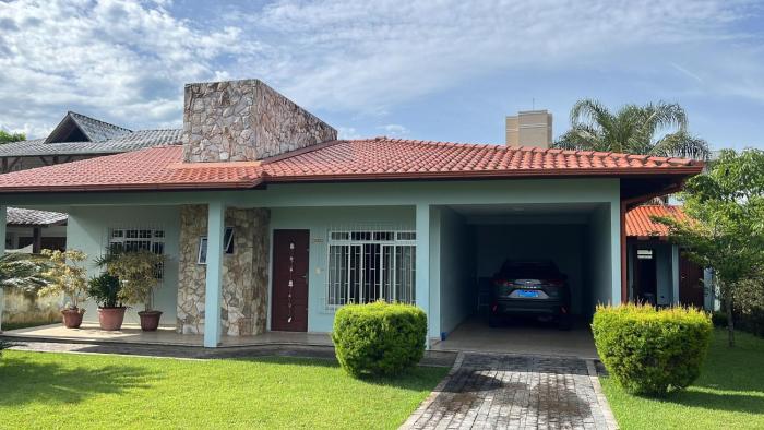 Casa com piscina e área de churrasco