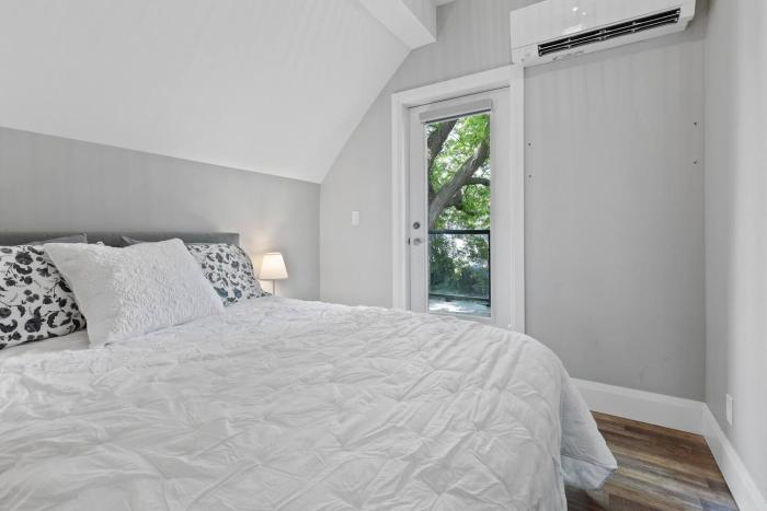 ENTIRE 1 BEDROOM APARTMENT ACROSS FROM GOOGLE - br5