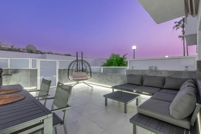 Apartment with heated pool and sea view