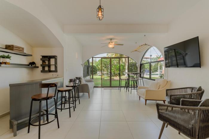 CHIC Lagoon front Villa by Casa Paraíso