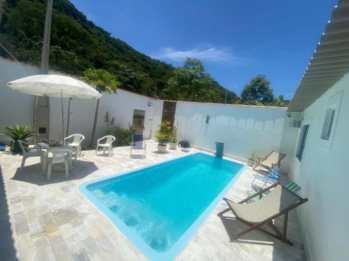 Linda casa em Guaiúba, Guarujá, 2 suites e piscina