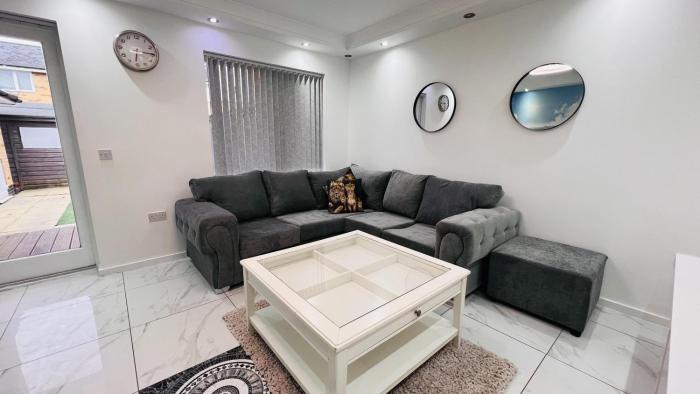 Northolt - House - Sleeps 6 - Parking - Garden