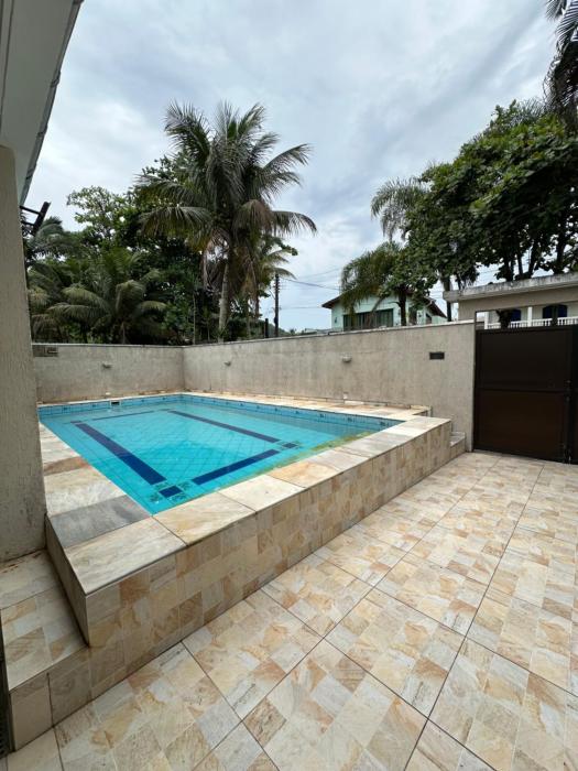 Casa de praia em condomínio com piscina