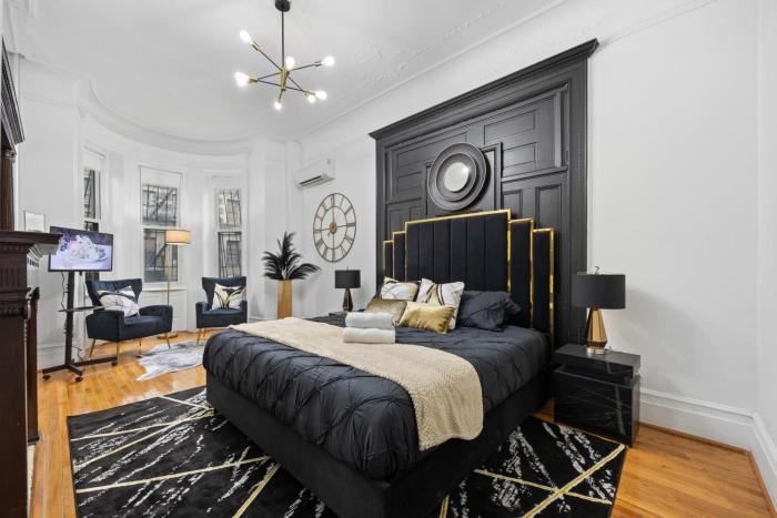 1 Min to Subway, King Bed Luxurious Airy Space Patio at "Vintage Luxe"