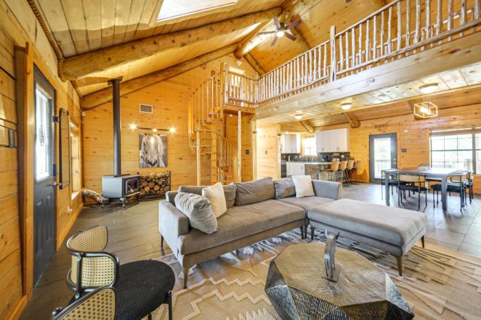 5 Mi to Dtwn Dripping Springs: Cabin w Jacuzzi!