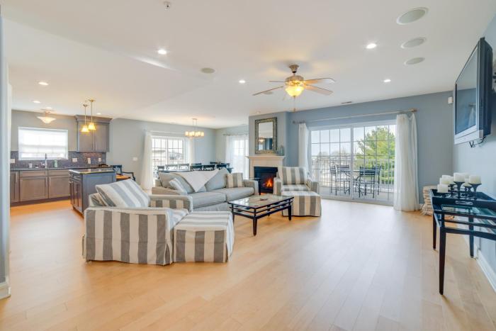 Charming New Buffalo Condo Walk to Lake Michigan!