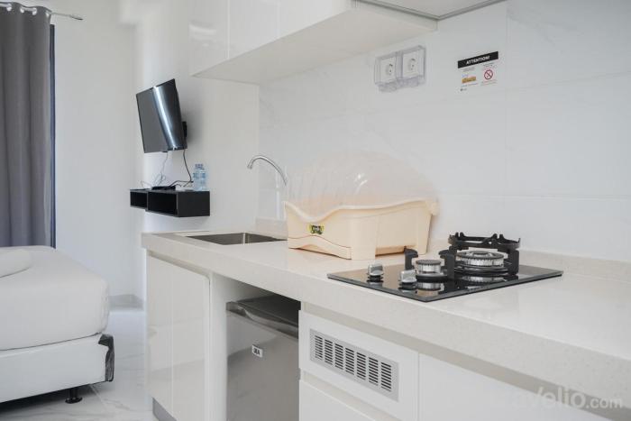 Homey and Minimalist Studio at Sky House BSD Apartment By Travelio
