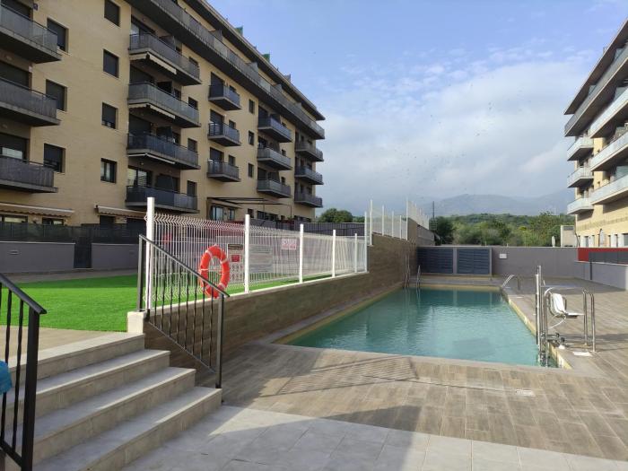 Apartamento nuevo con piscina y amplio balcon
